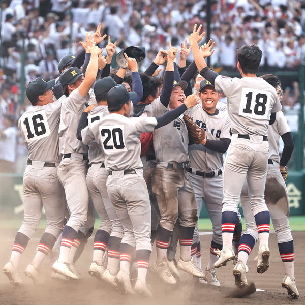 107年ぶり2度目の優勝に歓喜する慶応ナイン（Ｃ）日刊ゲンダイ