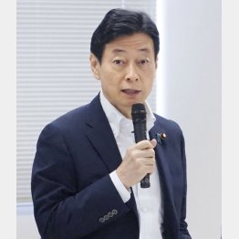 まだランチ会に呼ばれていない（宮城県の漁業関係者と意見交換する西村経産相＝7月29日）／（Ｃ）共同通信社