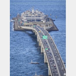 東京湾アクアラインも巨大「国家プロジェクト」のひとつ（Ｃ）共同通信社