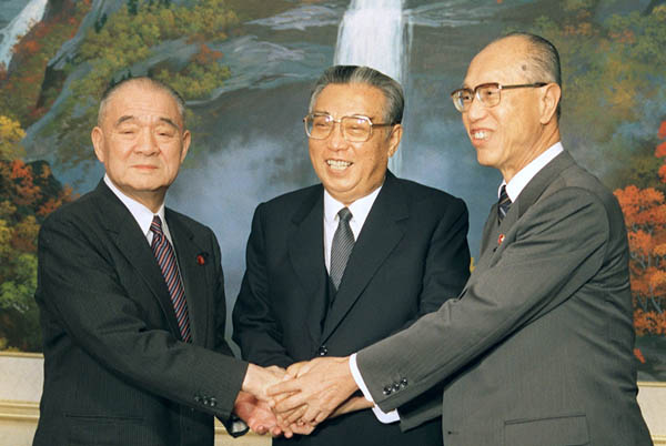 1990年9月、北朝鮮の金日成主席（中央）と握手する金丸信氏（左）と田辺誠社会党副委員長（Ｃ）共同通信社