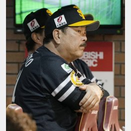 厳しい表情で試合を見守るソフトバンク・藤本監督（Ｃ）共同通信社