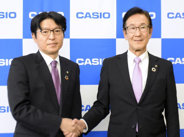 カシオ計算機の樫尾和宏会長（左）と増田裕一社長（Ｃ）共同通信社