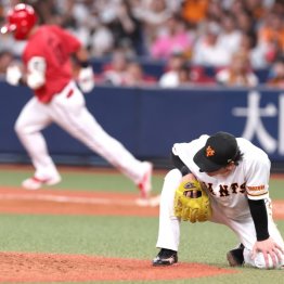 広島・末包に逆転3点本塁打を浴びた高梨雄平はがっかり…（Ｃ）日刊ゲンダイ