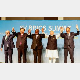 BRICSの台頭は著しい（左からブラジルのダ・シルバ大統領、中国の習近平国家主席、南アのラマポーザ大統領、インドのモディ首相、ロシアのラブロフ外相）／（Ｃ）ロイター
