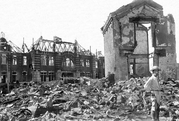 関東大震災で屋根が焼け落ち外壁だけ残った新橋駅＝1923年9月（Ｃ）共同通信社