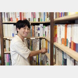 東京・経堂にある「ゆうらん古書店」、店主の今村亮太さん（Ｃ）日刊ゲンダイ