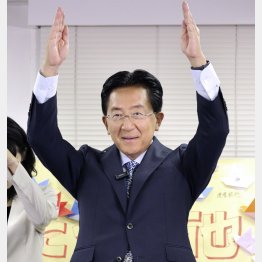 岩手県知事選で5選を決め、万歳する達増拓也氏（Ｃ）共同通信社