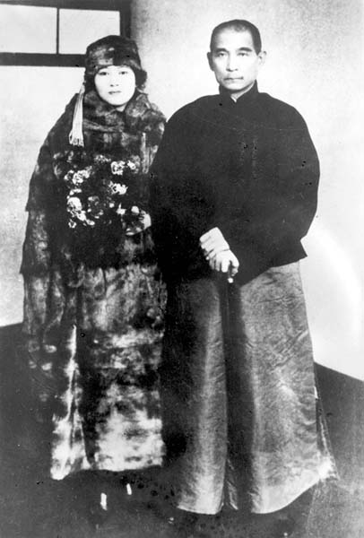 1924年、神戸を訪れた孫文（右）と宋慶齢夫人（Ｃ）共同通信社