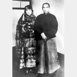 1924年、神戸を訪れた孫文（右）と宋慶齢夫人（Ｃ）共同通信社
