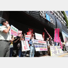 西武池袋本店でストライキを決行（Ｃ）日刊ゲンダイ