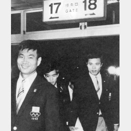 1968年、メキシコ五輪に向けて出発する八重樫茂生（右は筆者）／（Ｃ）共同通信社