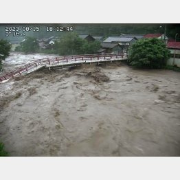 先の8月16日の台風7号では、鳥取市の佐治川に架かる高山橋の一部が崩落（鳥取県河川課提供）