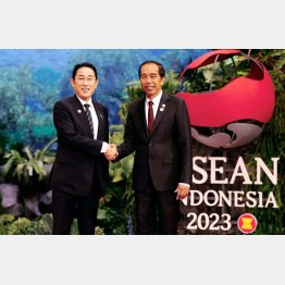 インドネシアに到着した岸田首相、日ASEAN首脳会議前にジョコ同国大統領と握手（Ｃ）ロイター