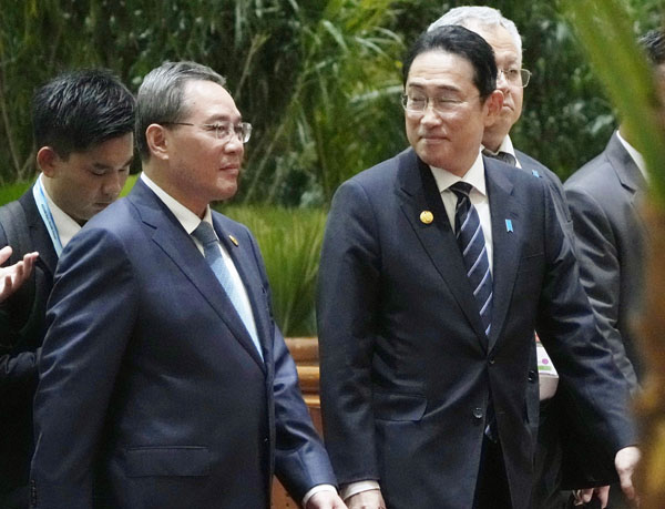 ASEANプラス3の首脳会議に臨む、中国の李強首相（左）と岸田首相（Ｃ）共同通信社