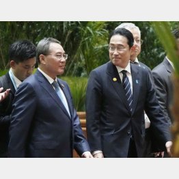 ASEANプラス3の首脳会議に臨む、中国の李強首相（左）と岸田首相（Ｃ）共同通信社