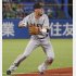 ゴロをさばく巨人の三塁手坂本勇人（Ｃ）共同通信社