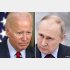 インフレ再燃は痛手のバイデン米大統領（左）を原油供給で揺さぶりかけるロシアのプーチン大統領（Ｃ）ロイター