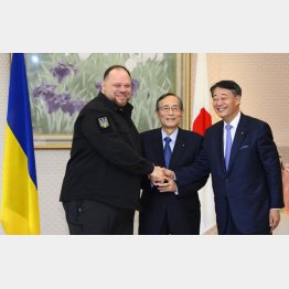 会談前に握手する、細田衆院議長（中央）とウクライナ最高会議のステファンチュク議長（左）ら（Ｃ）共同通信社