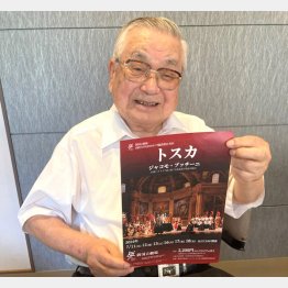 来年開催の「トスカ」のポスターを持つ上蕨さん（Ｃ）日刊ゲンダイ