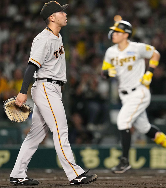 3回、阪神・佐藤輝明（右）に先制の満塁本塁打を浴びた松井（Ｃ）共同通信社