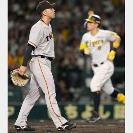 3回、阪神・佐藤輝明（右）に先制の満塁本塁打を浴びた松井（Ｃ）共同通信社