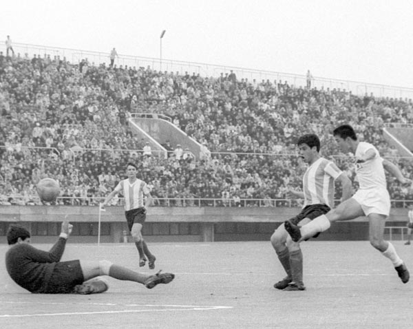 杉山隆一（右）東京五輪のアルゼンチン戦でゴールを決めた＝1964年10月（Ｃ）共同通信社