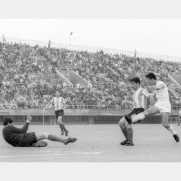 杉山隆一（右）東京五輪のアルゼンチン戦でゴールを決めた＝1964年10月（Ｃ）共同通信社