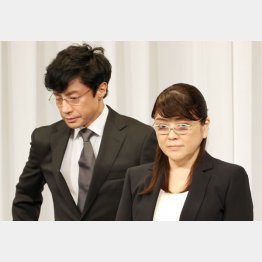 東山紀之新社長（左）と藤島ジュリー景子氏（Ｃ）日刊ゲンダイ