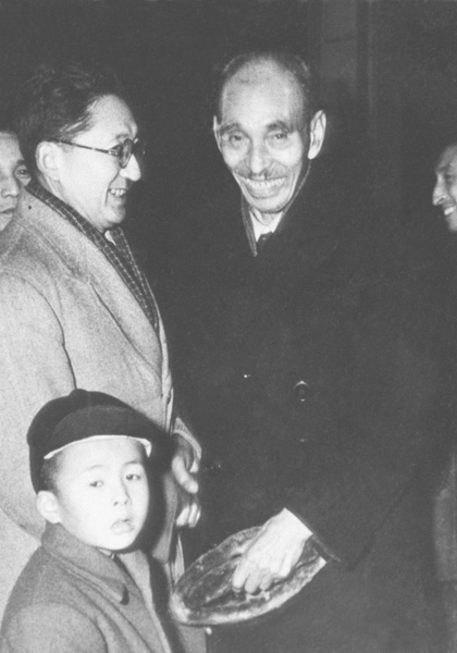 山田純三郎（右）。元上海居留民団長として帰国し、出迎えを受けて（1948〈昭和23〉年12月17日、東京駅）（Ｃ）共同通信社