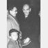 山田純三郎（右）。元上海居留民団長として帰国し、出迎えを受けて（1948〈昭和23〉年12月17日、東京駅）（Ｃ）共同通信社