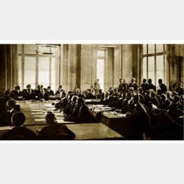 パリ講和条約でのドイツ政府代表団（Ｃ）World History Archive／ニューズコム／共同通信イメージズ