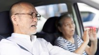 高齢ドライバーの“ゆるゆる”な免許更新…合格率8割超「運転技能検査」は縁石に乗り上げても受かる