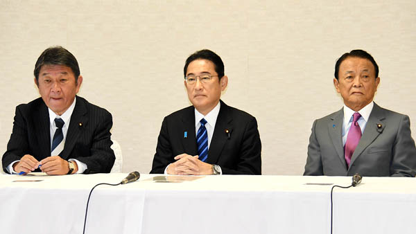 国民の期待がまるっきりない（自民党役員会での岸田首相＝中央、麻生副総理＝右、茂木幹事長）／（Ｃ）日刊ゲンダイ