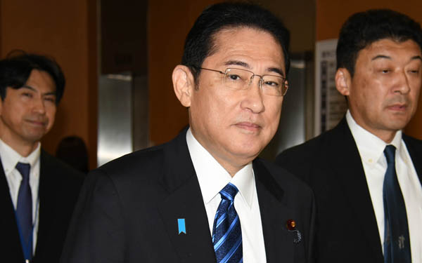 地味な内閣改造、実は解散に向けた布陣？（岸田首相＝中央）／（Ｃ）日刊ゲンダイ