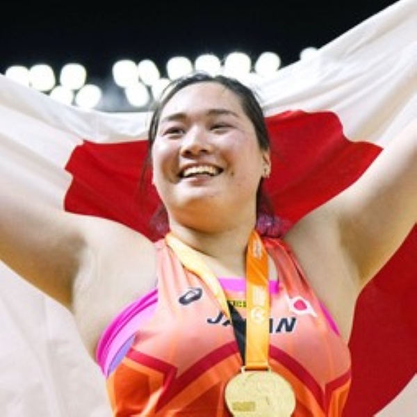 日本女子フィールド種目で五輪・世陸を通して史上初となる金メダルを手にした北口榛花（Ｃ）共同通信社