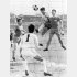 1967年JSLでヘディングシュートを決める古河電工（現・J千葉）の木村武夫（Ｃ）共同通信社