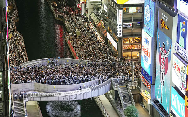 阪神がリーグ優勝した14日夜、大阪・ミナミ。道頓堀川の水位は上げられていた（Ｃ）共同通信社