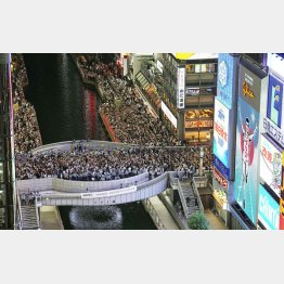 阪神がリーグ優勝した14日夜、大阪・ミナミ。道頓堀川の水位は上げられていた（Ｃ）共同通信社