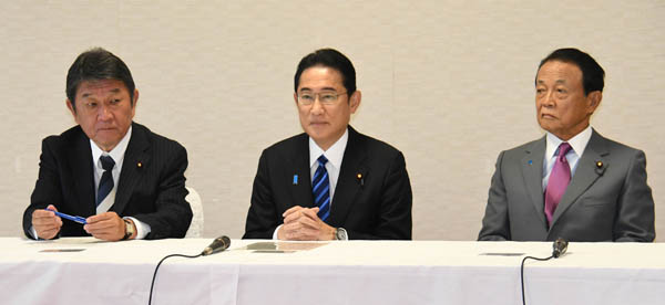 茂木幹事長と麻生副総裁をけん引してニンマリ（Ｃ）日刊ゲンダイ