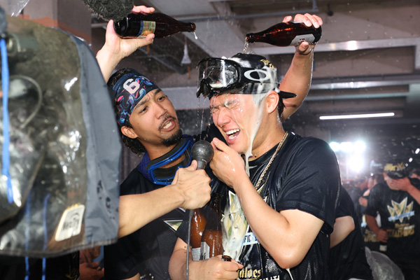 優勝祝勝会で宗（左）らにビールをかけられる山本（Ｃ）日刊ゲンダイ
