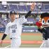 24日、15勝目を挙げファンに手を振る山本（Ｃ）日刊ゲンダイ