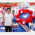 どっから捻出すんの？（大阪の吉村洋文府知事と大阪・関西万博公式キャラクター「ミャクミャク」）／（Ｃ）共同通信社