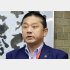 25日、返礼品の取り下げについて取材に応じる千代松大耕・泉佐野市長（Ｃ）共同通信社