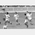 1968年メキシコ五輪、フランス戦勝利の瞬間にバンザイの日本選手（Ｃ）共同通信社
