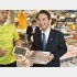 “海なし県”出身の宮下一郎農相、最重要課題は水産支援（福島県いわき市の鮮魚店を視察を視察）／（Ｃ）共同通信社