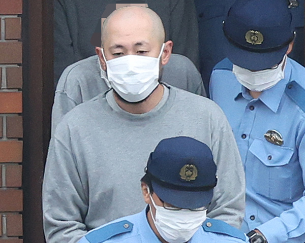 ろくでもない（送検される鈴木浩将容疑者）／（Ｃ）日刊ゲンダイ