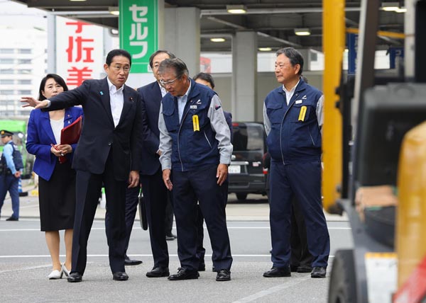 大事なのは包みではなく「中身」だろう（大田区の運送会社を視察する岸田首相＝代表撮影）
