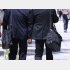 訪問先ではカバンを椅子の上に置かない（Ｃ）日刊ゲンダイ
