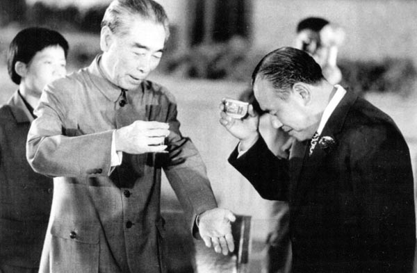 北京の人民大会堂で周恩来・中国首相（左）と杯を酌み交わす田中角栄首相＝1972年9月28日（Ｃ）UPI＝共同