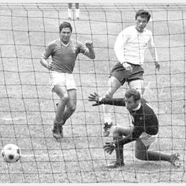 1968年メキシコ五輪のサッカー3位決定戦、先制点を決める筆者（右奥）／（Ｃ）共同通信社
